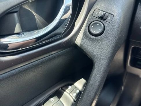 Used 2016 Nissan Rogue SV w/ SV Premium Package FWD image 15