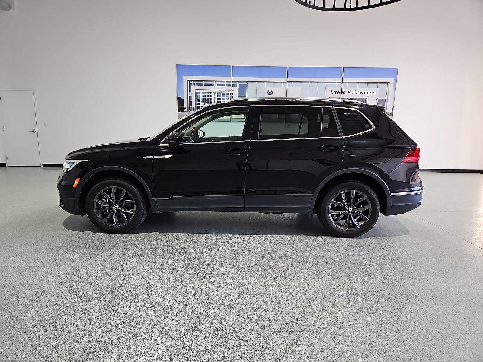 Certified 2024 Volkswagen Tiguan SE FWD image 5