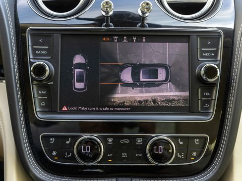 Used 2019 Bentley Bentayga image 22