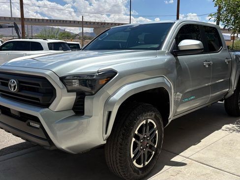 Used 2025 Toyota Tacoma SR5 AWD/4WD image 14