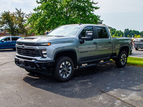 Used 2024 Chevrolet Silverado 2500 Custom w/ Custom Value Package AWD/4WD image 3