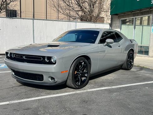 Used 2017 Dodge Challenger SXT image 3