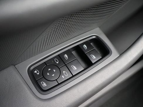 Used 2022 Porsche Taycan image 33