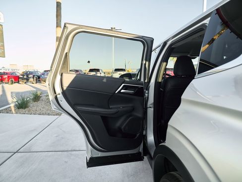 Used 2024 Mitsubishi Outlander SE image 12