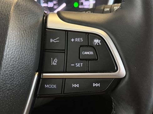 Used 2023 Toyota Highlander XLE FWD image 31