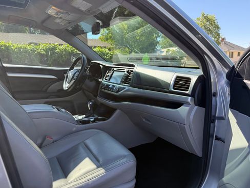 Used 2015 Toyota Highlander XLE AWD/4WD image 29