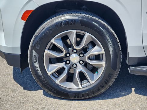 Used 2021 Chevrolet Suburban LT w/ Luxury Package RWD image 10