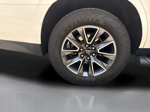 Used 2023 Chevrolet Tahoe Z71 w/ Z71 Off-Road Package AWD/4WD image 15