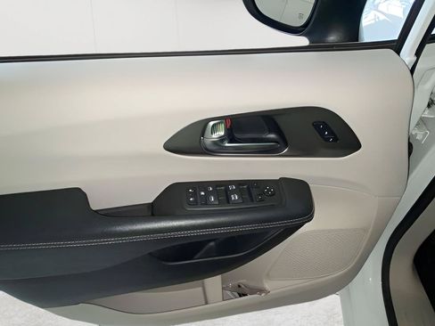 Used 2023 Chrysler Pacifica Touring-L AWD/4WD image 30