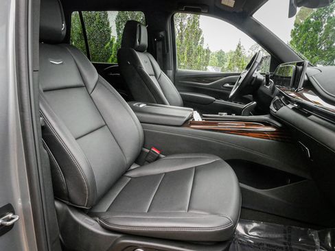 Used 2024 Cadillac Escalade Luxury AWD/4WD image 33