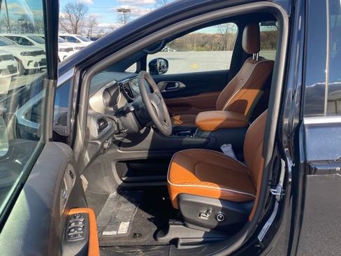 New 2026 Chrysler Pacifica Pinnacle image 16