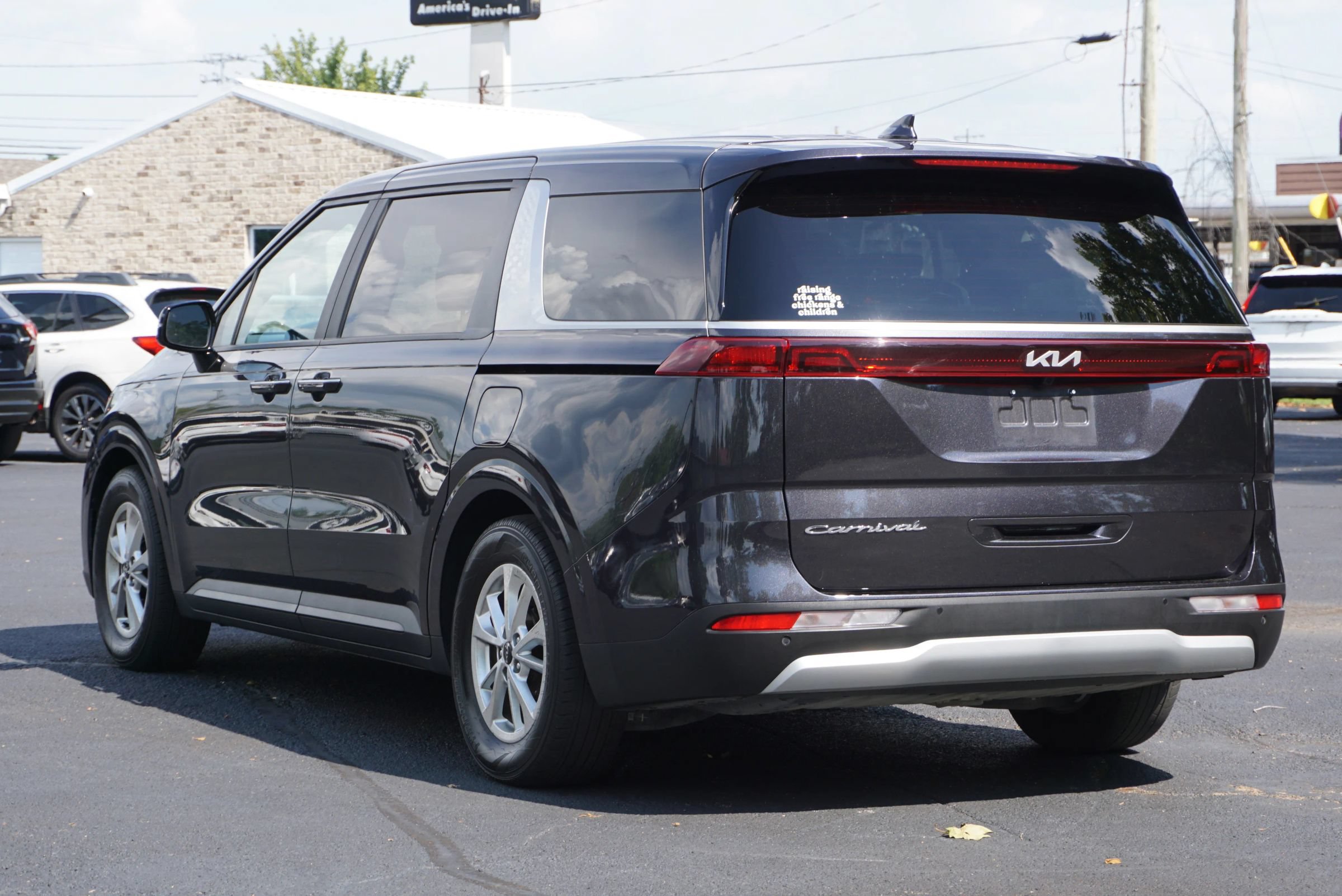 Used 2022 Kia Carnival LX FWD image 9