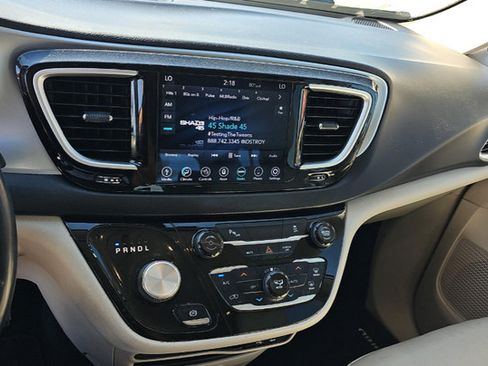 Used 2018 Chrysler Pacifica Touring-L FWD image 3