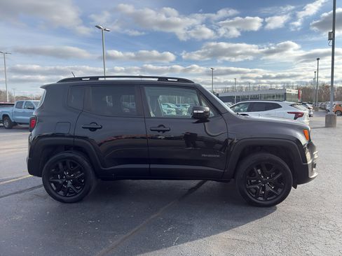 Used 2016 Jeep Renegade Latitude image 4