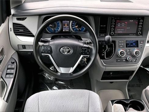 Used 2020 Toyota Sienna LE image 5