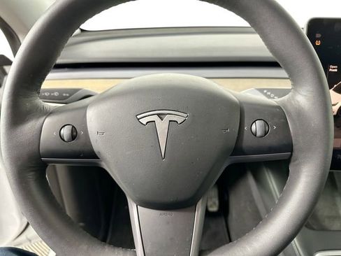 Used 2022 Tesla Model Y Long Range image 18