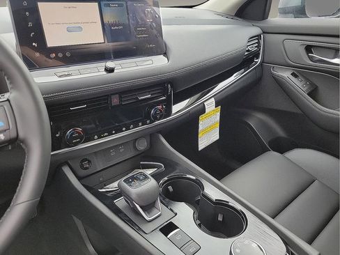 Used 2025 Nissan Rogue SL image 20