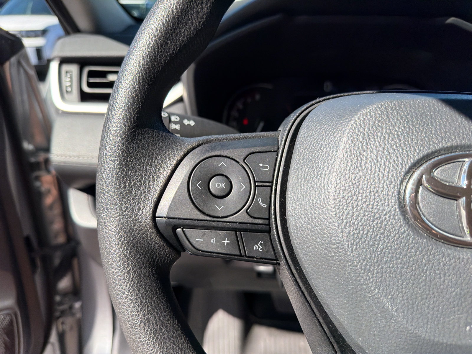 Used 2025 Toyota RAV4 XLE FWD image 22