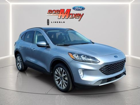 Certified 2022 Ford Escape Titanium AWD/4WD image 3
