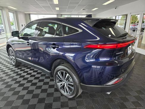 Used 2023 Toyota Venza LE AWD/4WD image 5