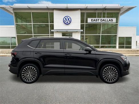 Certified 2025 Volkswagen Taos SE image 3