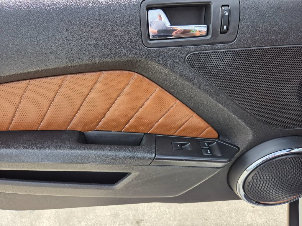 Used 2010 Ford Mustang Convertible RWD image 14