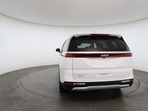 Used 2024 Kia Carnival LX image 13