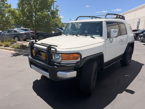 Used 2014 Toyota FJ Cruiser 4WD w/ Convenience Package image 3