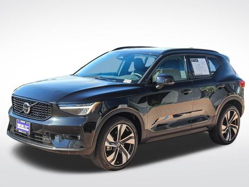 Used 2025 Volvo XC40 B5 Plus image 3