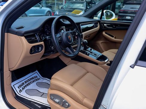 Certified 2026 Porsche Macan AWD/4WD image 4