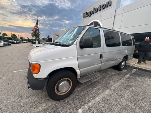 Used 2006 Ford E-350 and Econoline 350 XLT RWD image 25