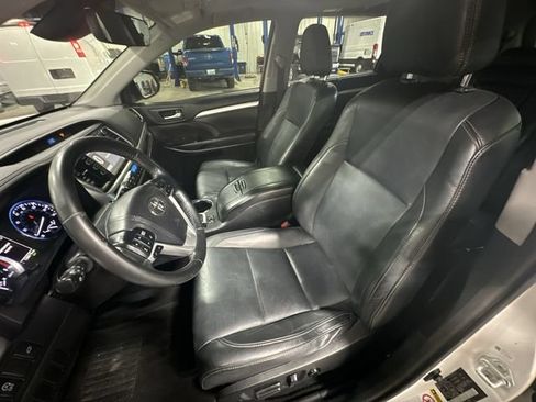 Used 2017 Toyota Highlander XLE AWD/4WD image 17