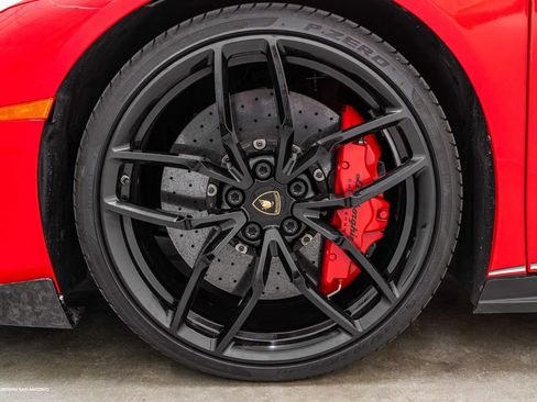 Used 2018 Lamborghini Huracan Performante AWD/4WD image 6