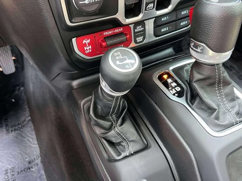 Used 2025 Jeep Wrangler Unlimited Rubicon AWD/4WD image 27
