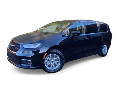 Used 2025 Chrysler Pacifica Select