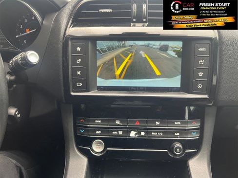 Used 2018 Jaguar F-PACE Premium image 23