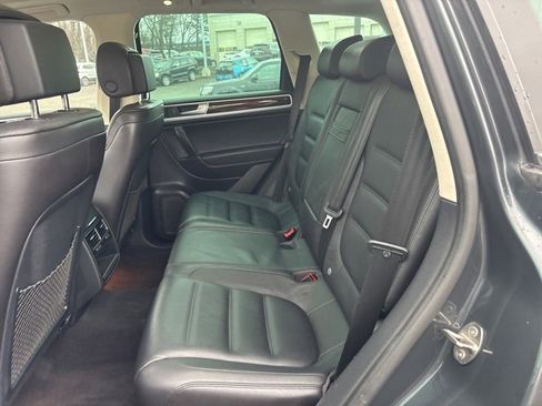 Used 2016 Volkswagen Touareg Sport image 10