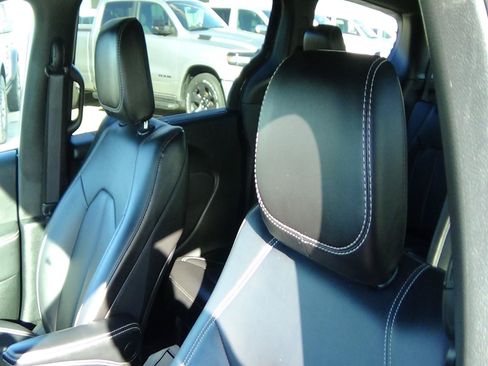 Used 2025 Chrysler Pacifica Select FWD image 17
