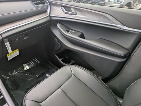 New 2025 Jeep Grand Cherokee Limited w/ Black Appearance Package image 15