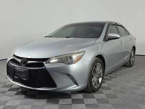 Used 2016 Toyota Camry SE w/ Moonroof Package FWD image 3