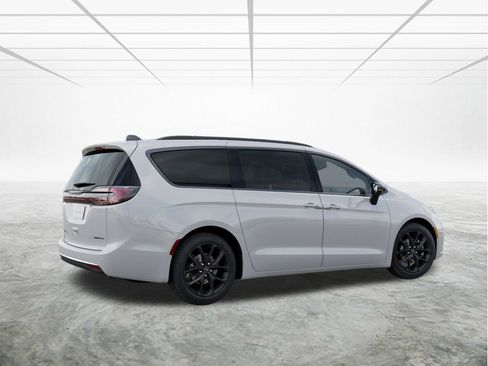 New 2025 Chrysler Pacifica Limited image 4