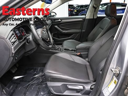 Used 2020 Volkswagen Jetta SE w/ SE Cold Weather Package FWD image 14