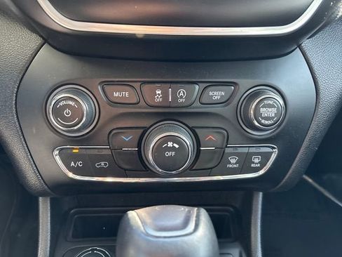 Used 2021 Jeep Cherokee Latitude Plus w/ Mopar Interior Package image 16