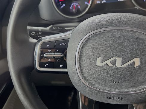 Used 2024 Kia Carnival LX FWD image 19