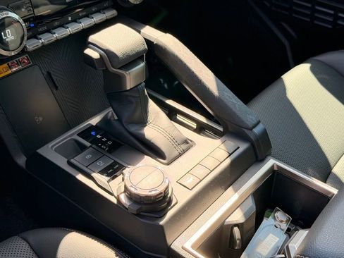 Used 2025 Toyota Tacoma Limited image 20