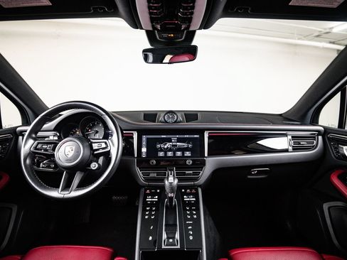 Certified 2023 Porsche Macan AWD/4WD image 25