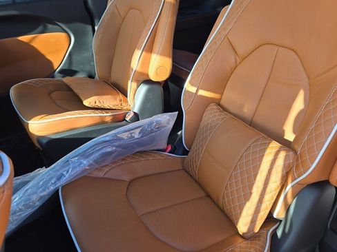 New 2026 Chrysler Pacifica Pinnacle image 17