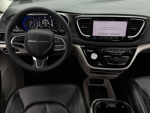 Used 2023 Chrysler Pacifica Touring-L image 11