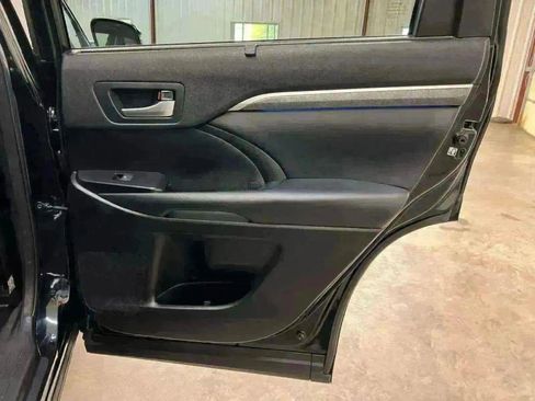 Used 2018 Toyota Highlander SE image 29