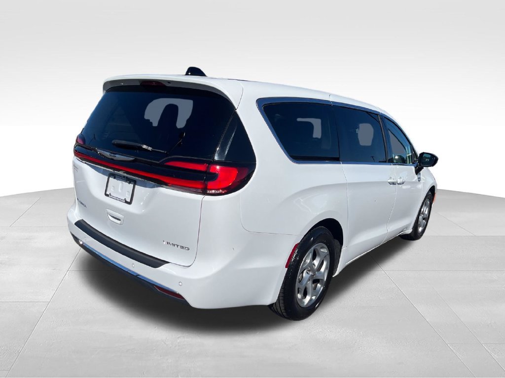 Used 2024 Chrysler Pacifica Limited FWD image 5